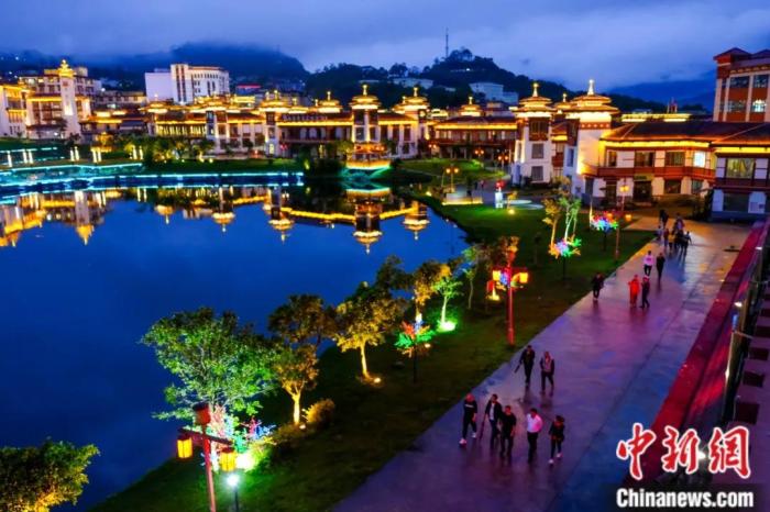 墨脫入夜，華燈初上，昔日“高原孤島”如今日漸繁華。