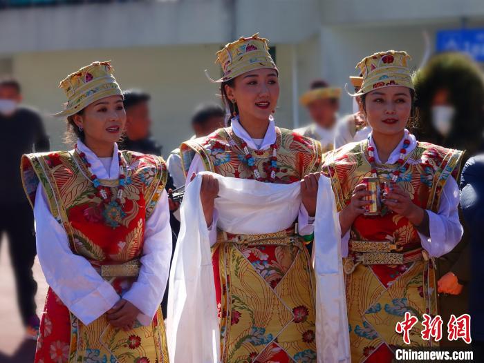 圖為身著節(jié)日盛裝的藏族姑娘?！∪轿木?攝