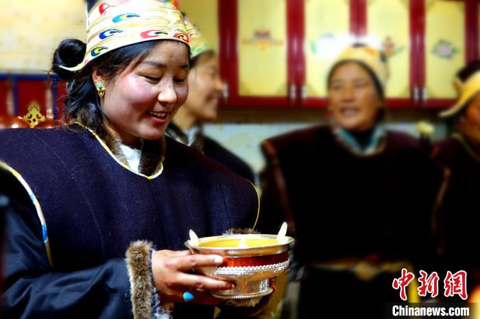 圖為藏族姑娘向客人敬酒。　冉文娟 攝