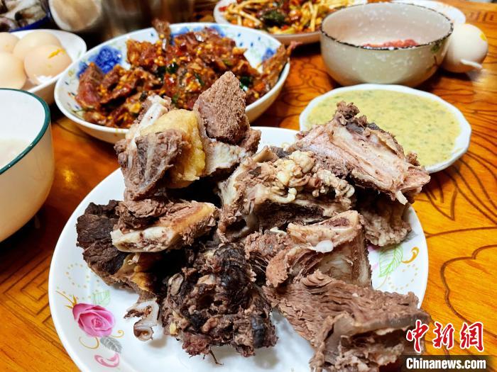 圖為除夕之夜的大餐?！∪轿木?攝