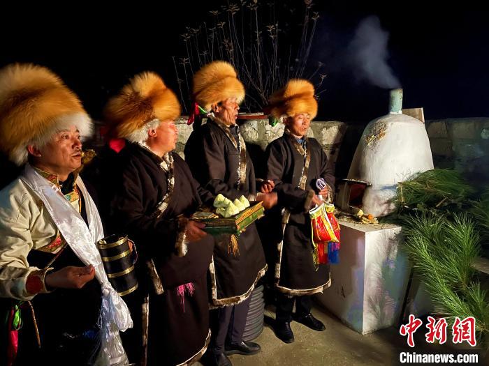 圖為除夕之夜進(jìn)行的驅(qū)鬼儀式?！∪轿木?攝