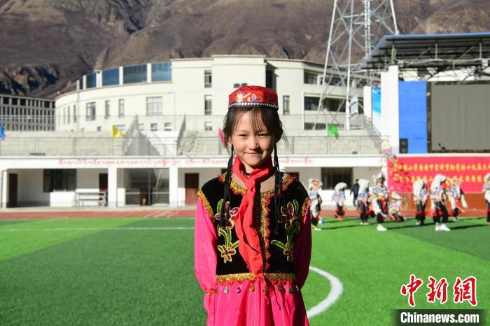 圖為加查縣安繞鎮(zhèn)小學(xué)回族學(xué)生馬萍?！∝暩聛硭?攝