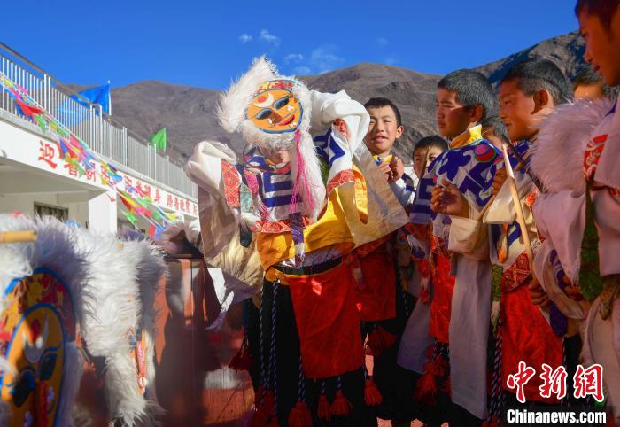圖為加查縣安繞鎮(zhèn)小學(xué)學(xué)生在試穿藏戲面具?！∝暩聛硭?攝
