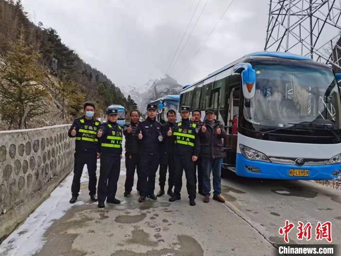 救援成功后，司機(jī)們與邊境派出所民警合影?！±罱ǚ?攝