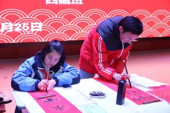 現(xiàn)場(chǎng)書(shū)寫(xiě)春聯(lián)。梁超攝