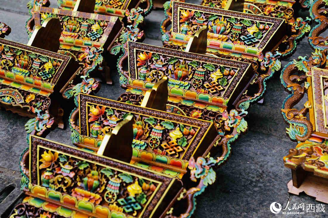 年貨市場(chǎng)上的切瑪盒。（切瑪盒是藏歷新年吉祥物，是在精制斗型木盒中用隔板分開(kāi)，分別盛入炒麥粒和糌粑，插上“仔卓”，象征著人壽年豐、吉祥如意。）人民網(wǎng) 次仁羅布攝
