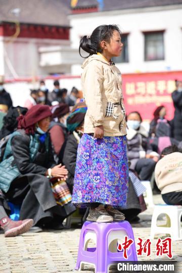 圖為觀看節(jié)目的小女孩?！∝暩聛硭?攝
