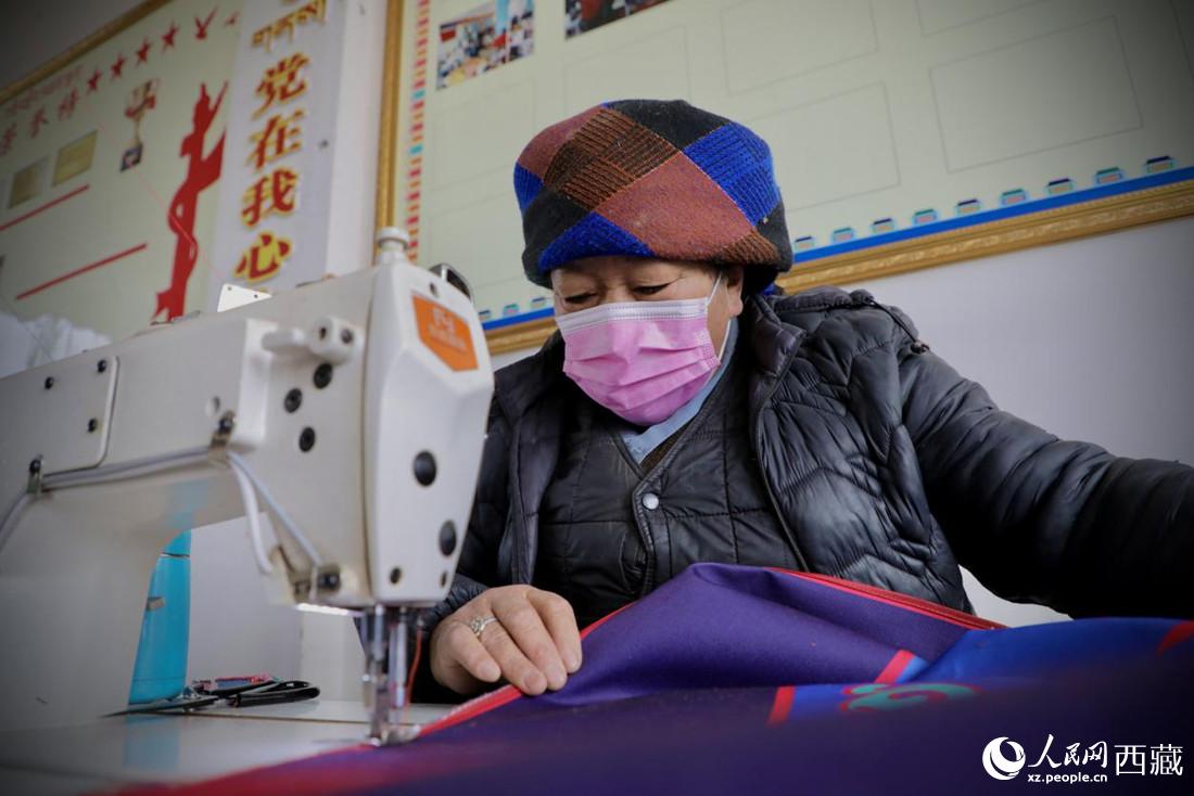 農牧民專業(yè)合作社里的村民正在制作門簾。人民網(wǎng) 次仁羅布攝