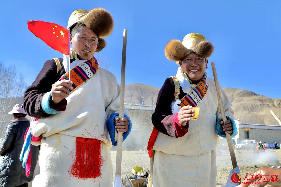 互敬青稞酒，祈福一年的豐收。人民網 次仁羅布攝
