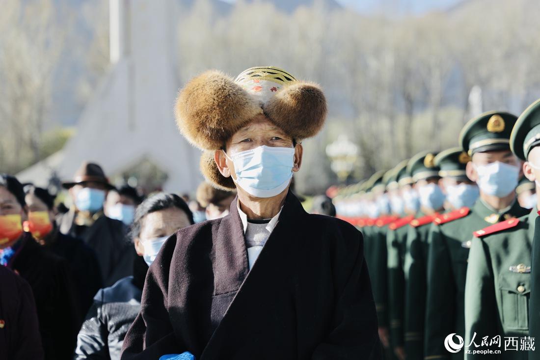 群眾代表們參加升旗儀式現(xiàn)場(chǎng)。人民網(wǎng) 次仁羅布 攝
