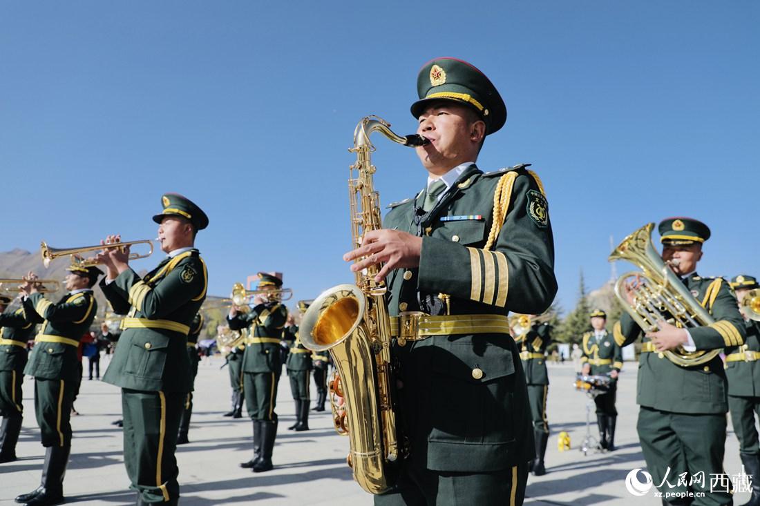軍區(qū)文工團(tuán)奏響國(guó)歌。人民網(wǎng) 次仁羅布攝