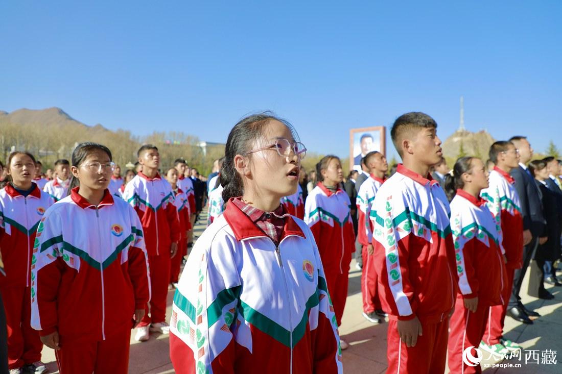 全體奏唱國(guó)歌。人民網(wǎng) 次仁羅布攝