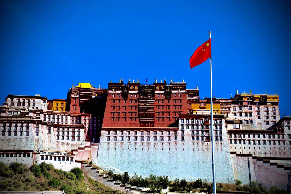 五星紅旗迎風(fēng)飄揚(yáng)。人民網(wǎng) 次仁羅布攝