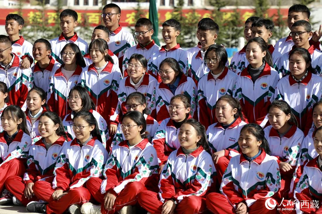 學(xué)生代表們合影留念。人民網(wǎng) 次仁羅布攝