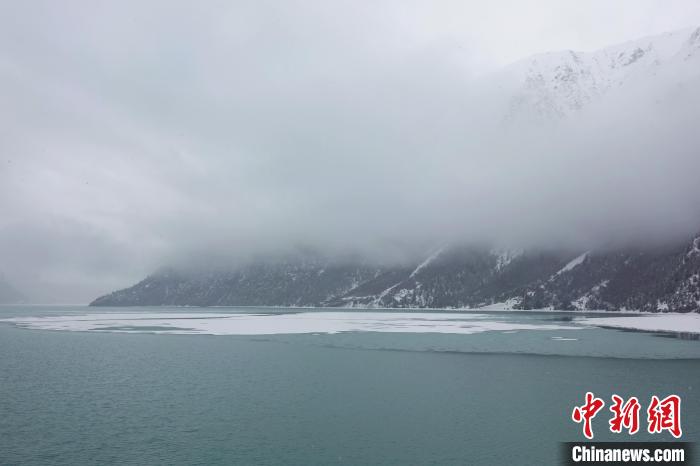 然烏湖春雪飄落?！∪轿木?攝
