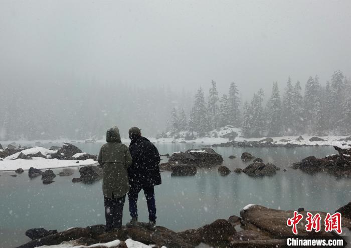 游客欣賞雪中然烏湖?！∪轿木?攝