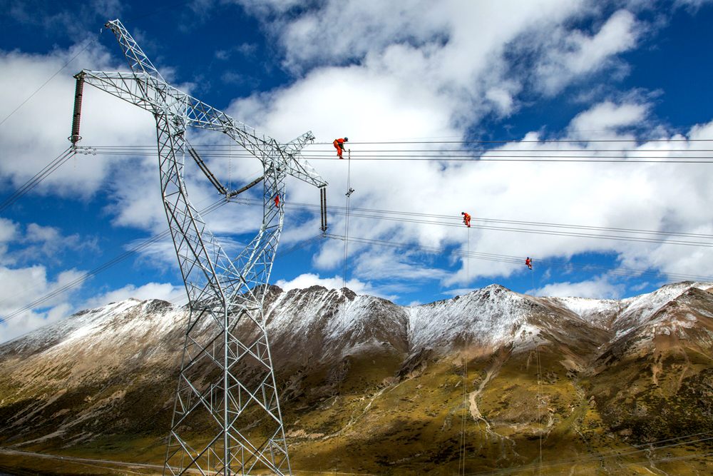 藏中聯(lián)網(wǎng)工程建設(shè)，銀線上的“舞者” 。盧忠東攝