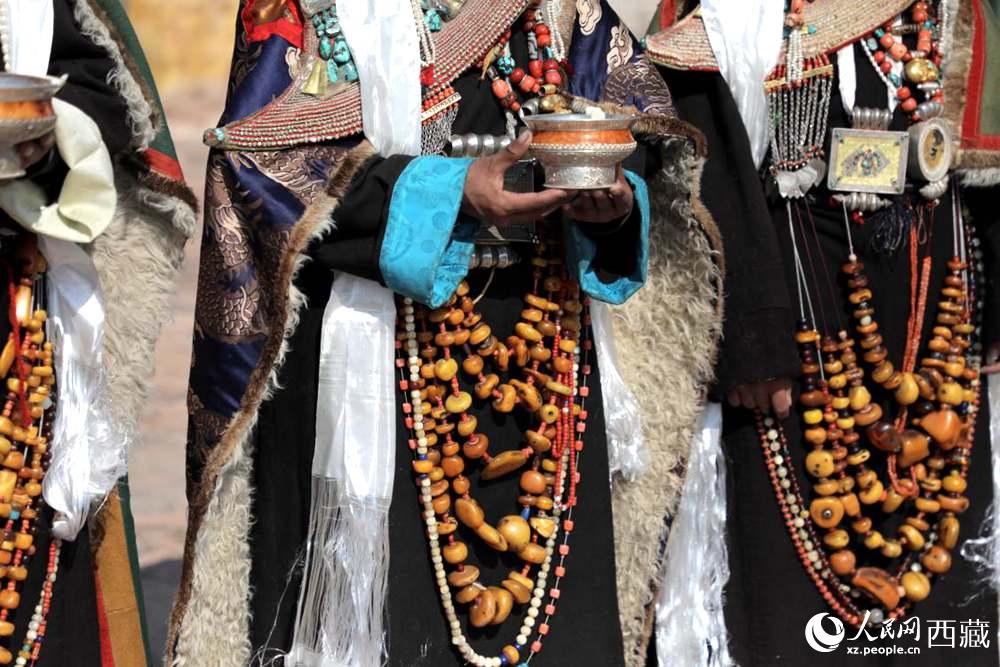 獨(dú)具特色的“飛天服飾”。人民網(wǎng) 李海霞攝