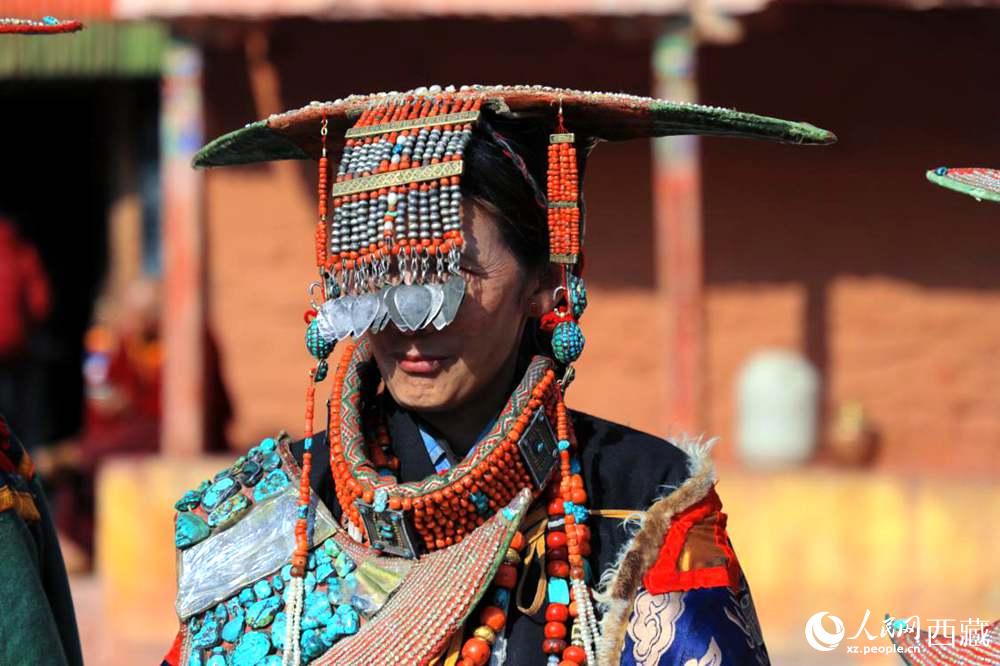 普蘭群眾展示特色服飾。人民網(wǎng) 李海霞攝