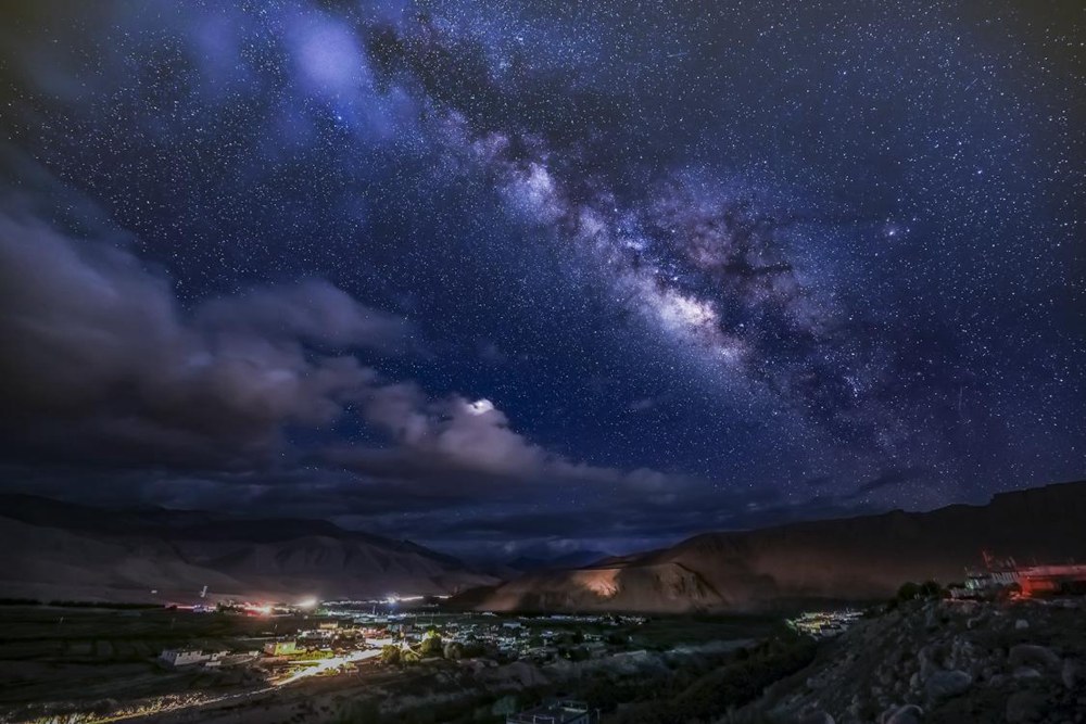 絕美星河。貢覺(jué)群培攝