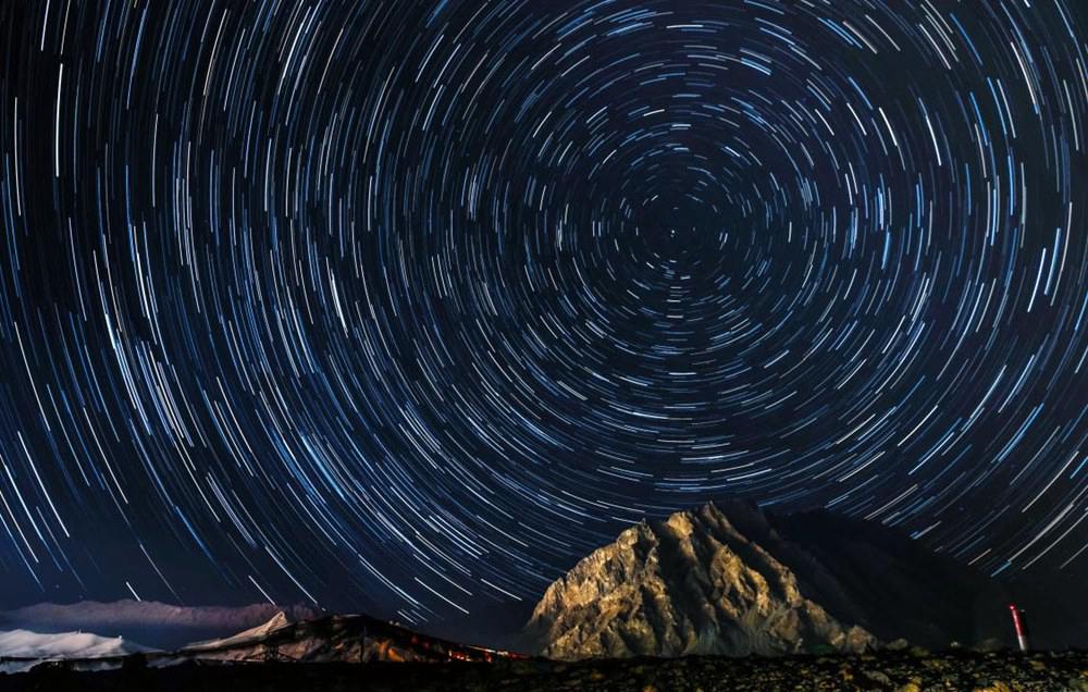 微微風(fēng)簇浪，散作滿(mǎn)河星。貢覺(jué)群培攝