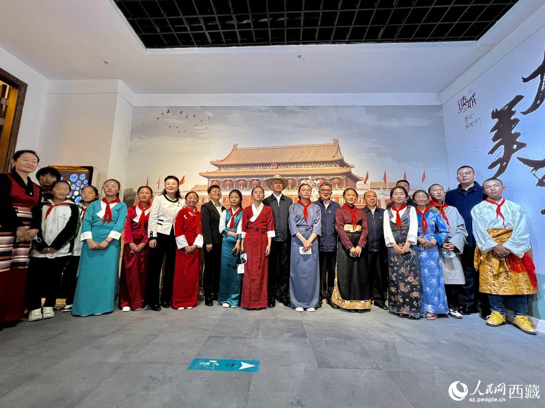 合影留念。人民網(wǎng) 次仁羅布攝