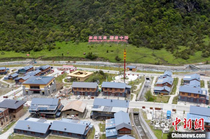 “家是玉麥 國是中國”的大字豎立在玉麥鄉(xiāng)旁的山腳上?！钊A峰 攝