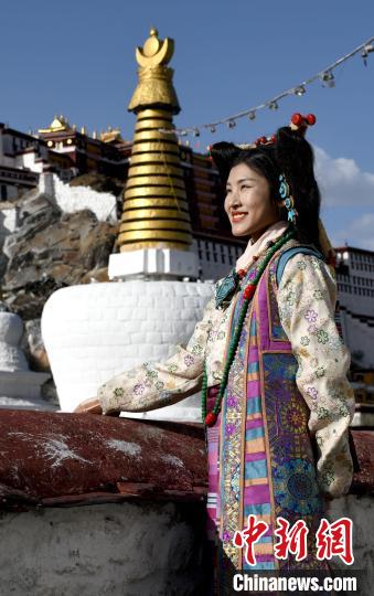 西藏自治區(qū)級非遺項目——拉薩服飾，圖為舊時拉薩貴族婦女的裝扮。