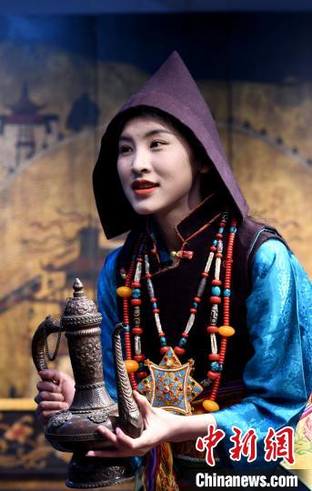 圖為西藏自治區(qū)級非遺項目——山南浪卡子縣的羊卓服飾?！±盍?攝