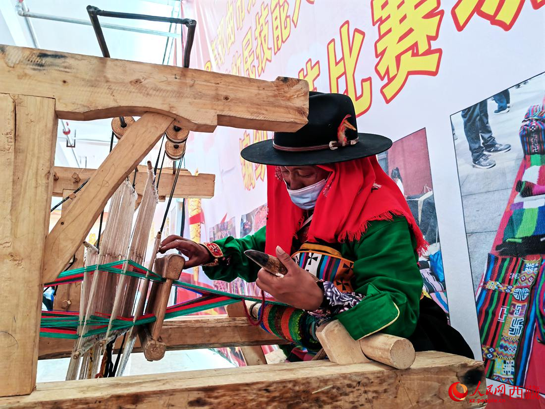 紡織手藝展示。人民網(wǎng) 李海霞攝