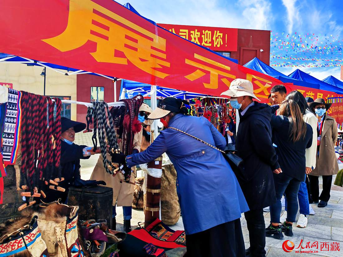 技能大賽現(xiàn)場引來不少客戶。人民網(wǎng) 李海霞攝