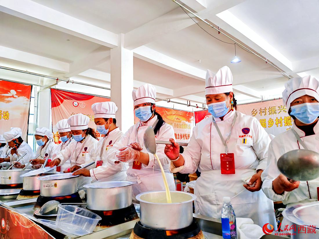 廚藝比拼。人民網(wǎng) 李海霞攝