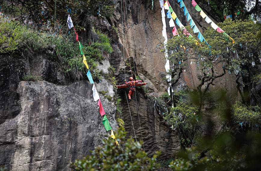被困人員垂直提拉至安全位置。西繞拉翁攝