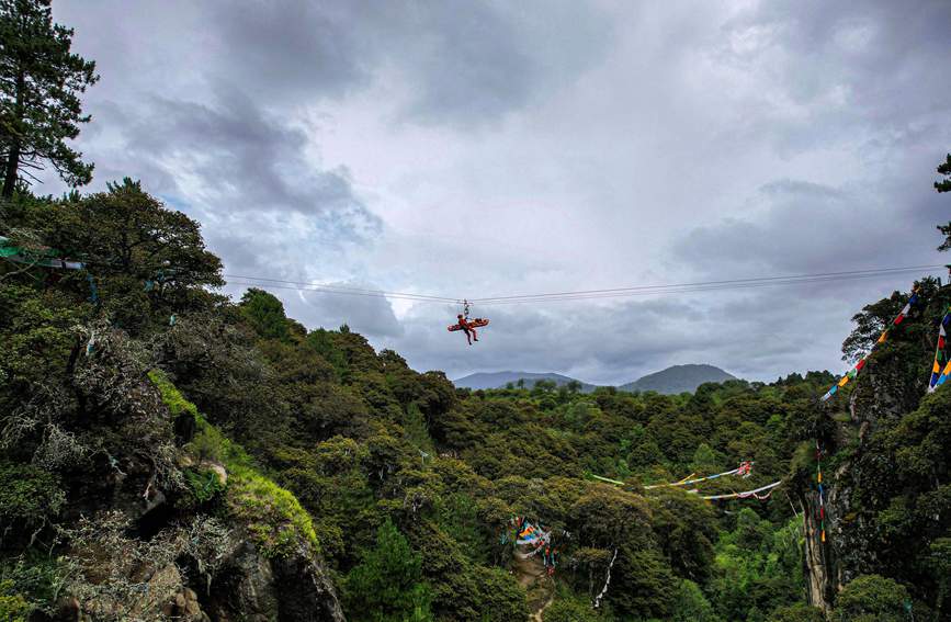 救援實(shí)戰(zhàn)訓(xùn)練中，消防員在云中漫步。西繞拉翁攝