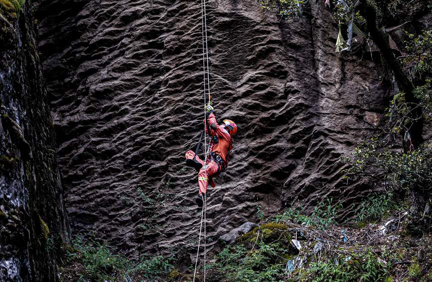 救援實(shí)戰(zhàn)訓(xùn)練中，消防員垂直攀爬。西繞拉翁攝