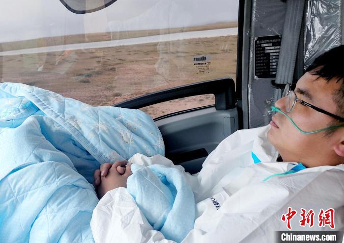 從咸陽開始到拉薩，閆光宇和朋友吃住均不離車。　鄭朋 攝