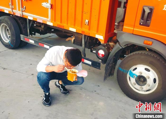 由于沿路疫情原因，閆光宇和朋友只能在服務(wù)區(qū)簡餐?！∴嵟?攝