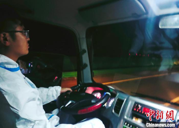 星夜疾馳，只為讓防疫物資早日抵達西藏?！∴嵟?攝