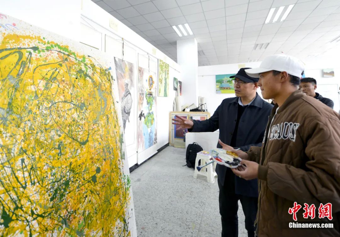 劉洋在課堂上指導(dǎo)學(xué)生繪畫技巧。<a target='_blank' href='/'><p  align=