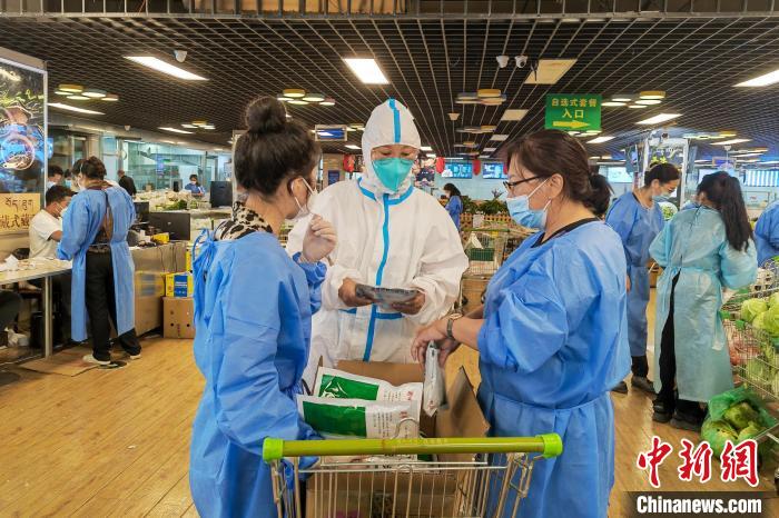 圖為疫情期間，西藏格拉丹東超市調(diào)配物資，保障市場(chǎng)供應(yīng)?！∈茉L者供圖