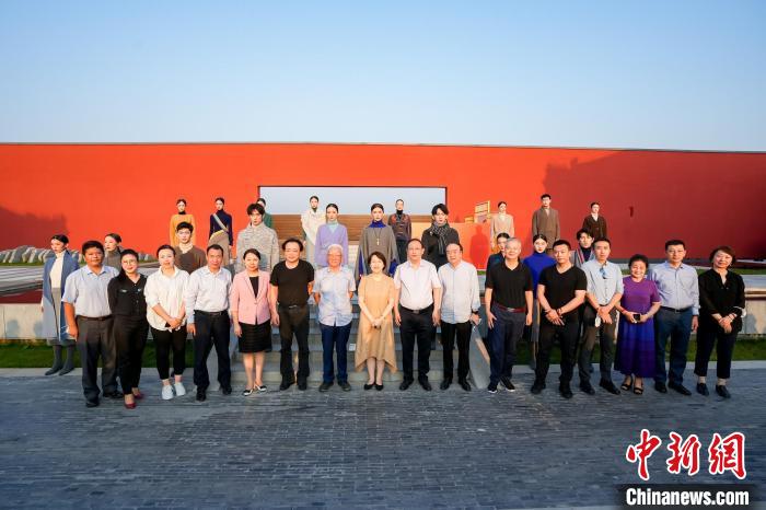 近40套藏式針織系列時(shí)裝亮相2022北京時(shí)裝周?！”本r(shí)裝周供圖