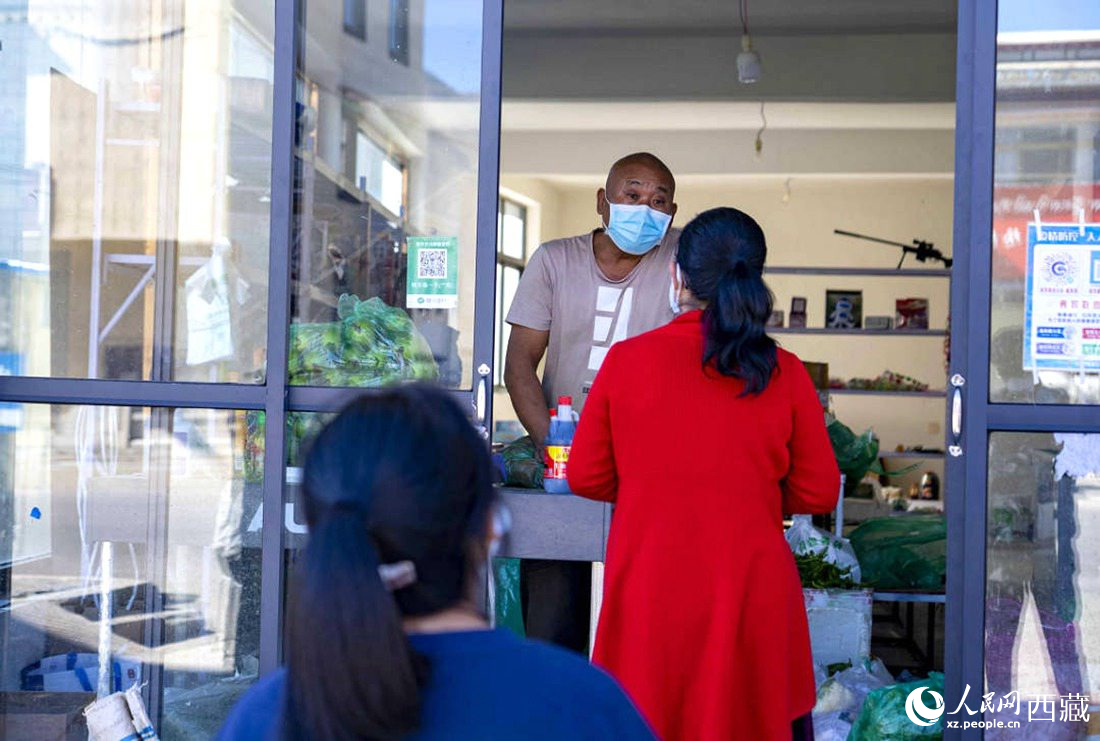 市民們有序排隊(duì)購(gòu)買早餐。人民網(wǎng) 次仁羅布攝