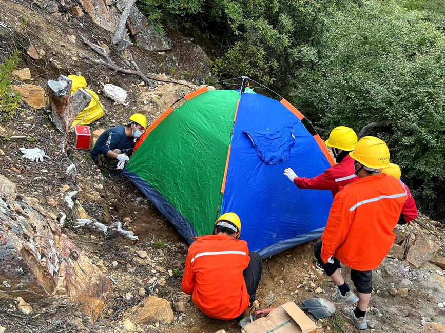 9月15日，電力施工人員正在施工點(diǎn)附近搭建暫居帳篷。白瑪多吉攝