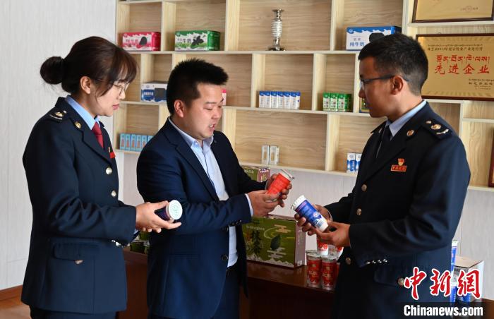 圖為林芝稅務(wù)部門上門了解企業(yè)情況，并宣講稅收政策。資料圖 趙朗 攝