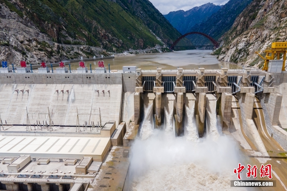 資料圖為2021年8月7日，西藏山南雅魯藏布江上的藏木水電站。（無(wú)人機(jī)畫(huà)面） <a target='_blank' href='/'><p  align=