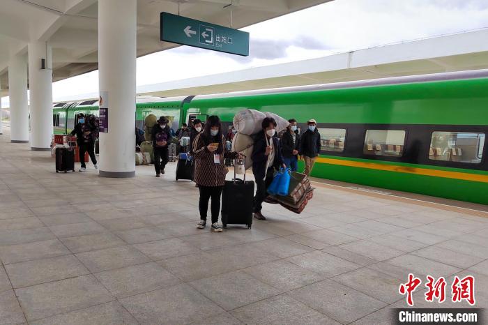 10月6日，乘客乘復(fù)工專列抵達(dá)日喀則。　拉薩車務(wù)段 供圖