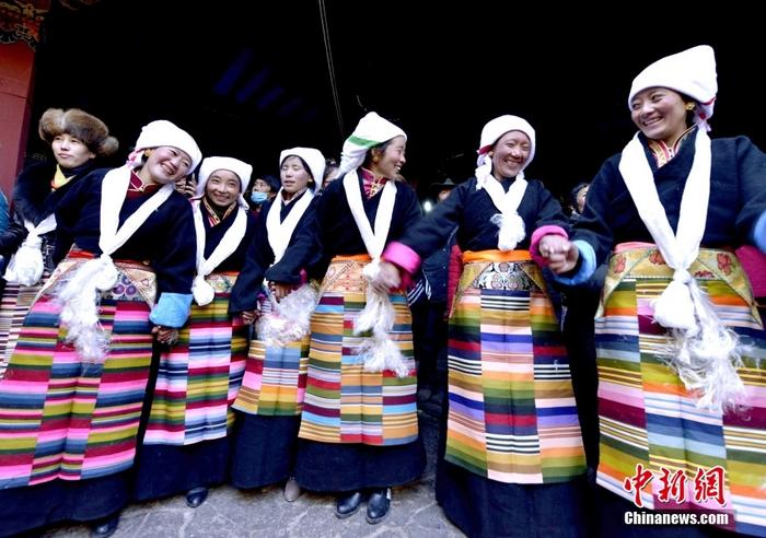 資料圖為2014年12月6日，拉薩民眾歡度“仙女節(jié)”。 <a target='_blank' href='/'><p  align=