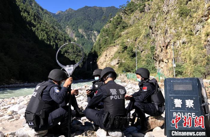 圖為西藏吉隆出入境邊防檢查站移民管理警察在中尼邊境巡邏途中收看二十大開幕直播?！」陆y(tǒng) 攝