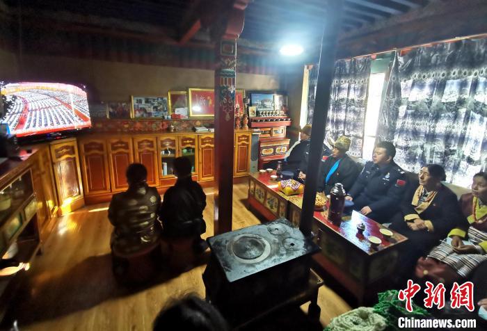 圖為西藏普蘭出入境邊防檢查站斜爾瓦執(zhí)勤點移民管理警察與駐地民眾一起收看二十大開幕盛況?！」鶗怨?攝