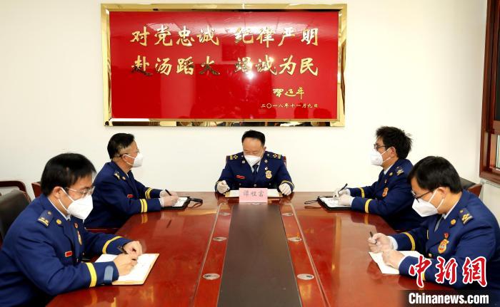 圖為西藏森林消防總隊在二十大開幕會結束后組織學習討論。　西藏森林消防總隊供圖
